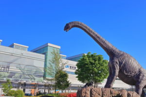 JR福井駅と恐竜モニュメント